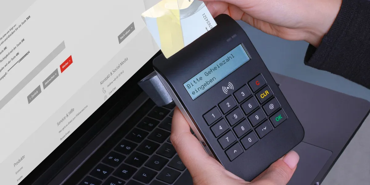 Eine Person verwendet ein Kartenlesegerät für eine sichere Online-Zahlung mit einem Laptop und PIN-Eingabe.