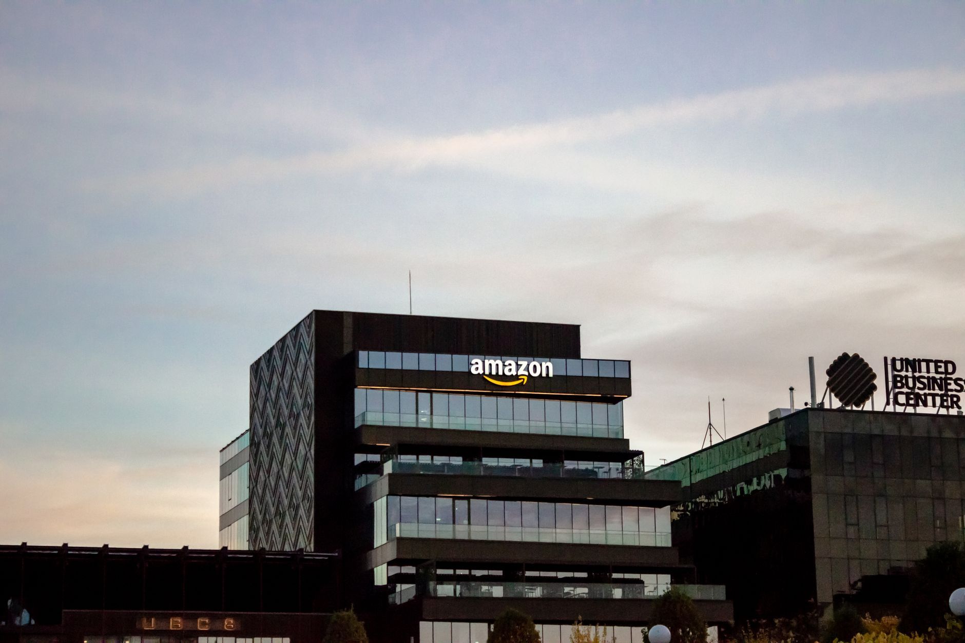 Zeitgenössische Architektur, die das Amazon-Büro in Iași, Rumänien, bei Dämmerung zeigt.